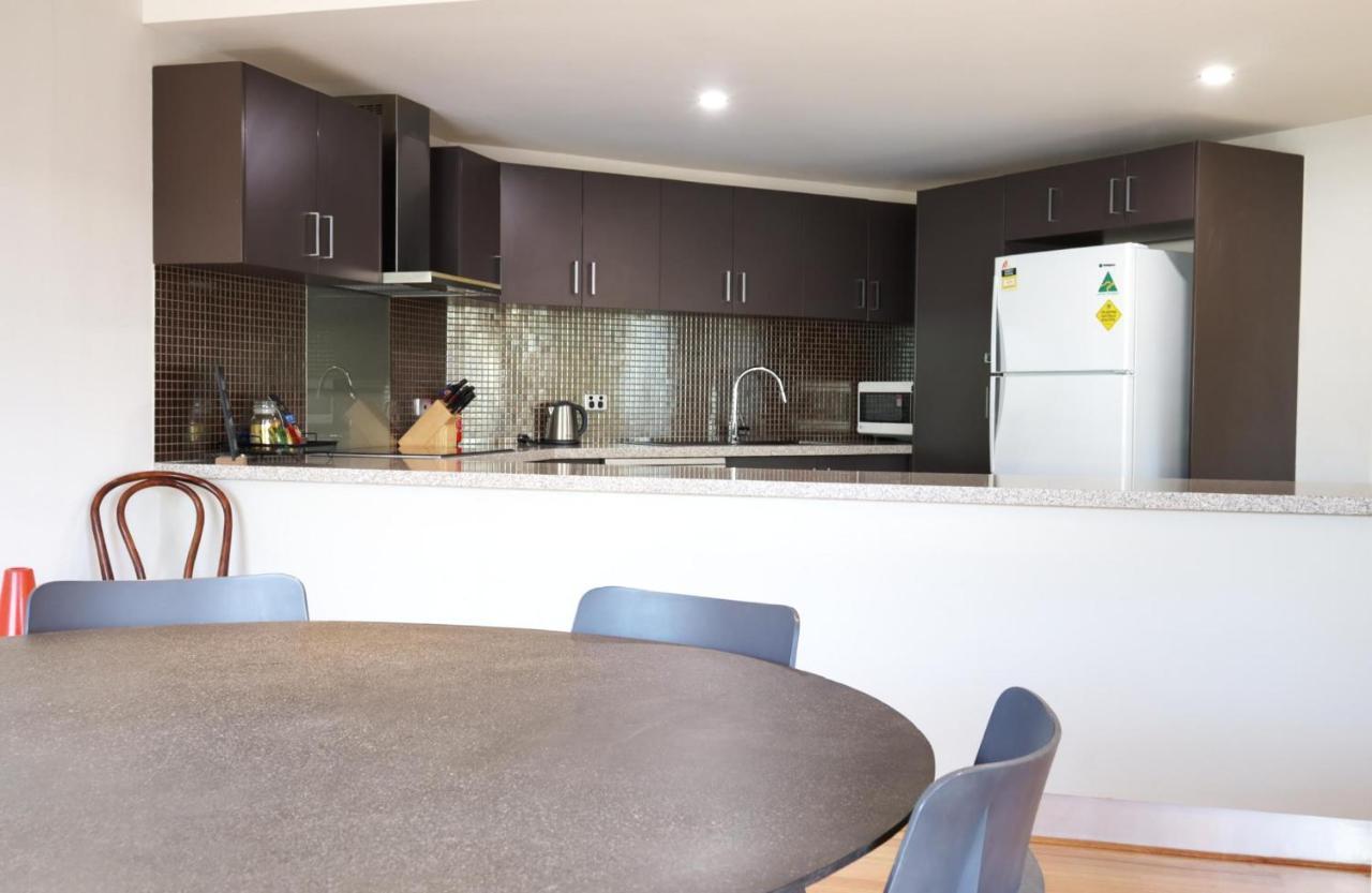 Fiveways Balcony, King Bed, Chef's Kitchen Fremantle