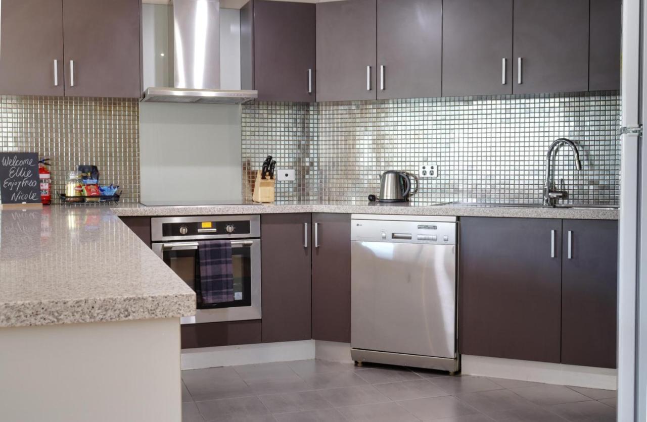 Fiveways Balcony, King Bed, Chef's Kitchen Apartment *