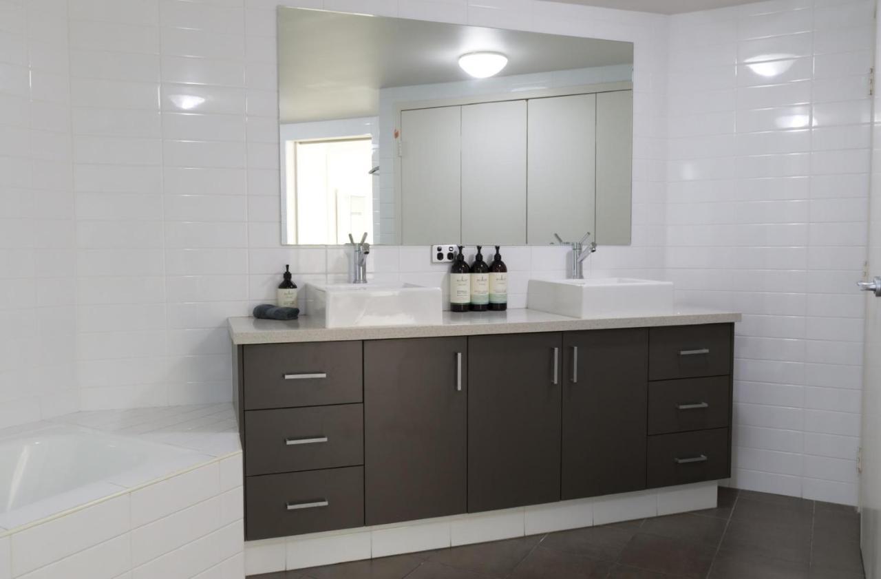 Fiveways Balcony, King Bed, Chef's Kitchen Apartment Fremantle