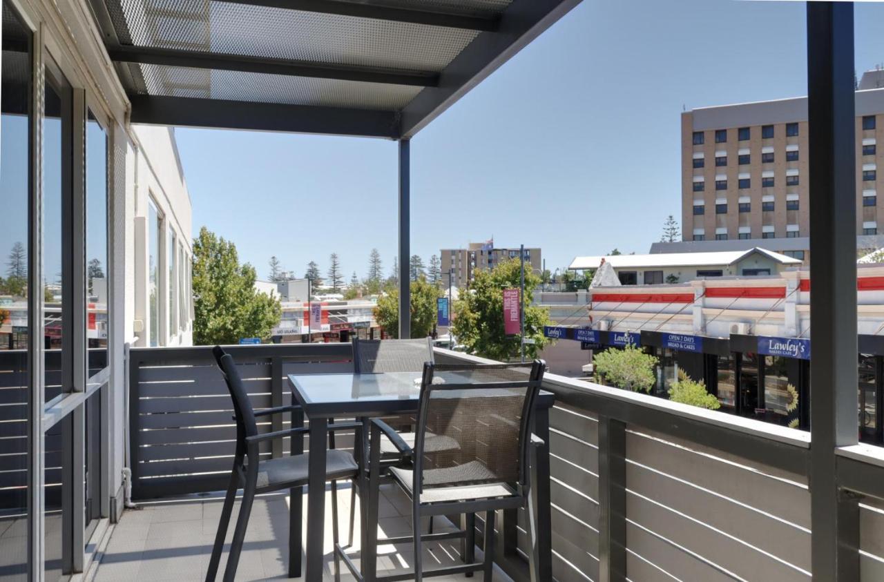 Fiveways Balcony, King Bed, Chef's Kitchen Apartment