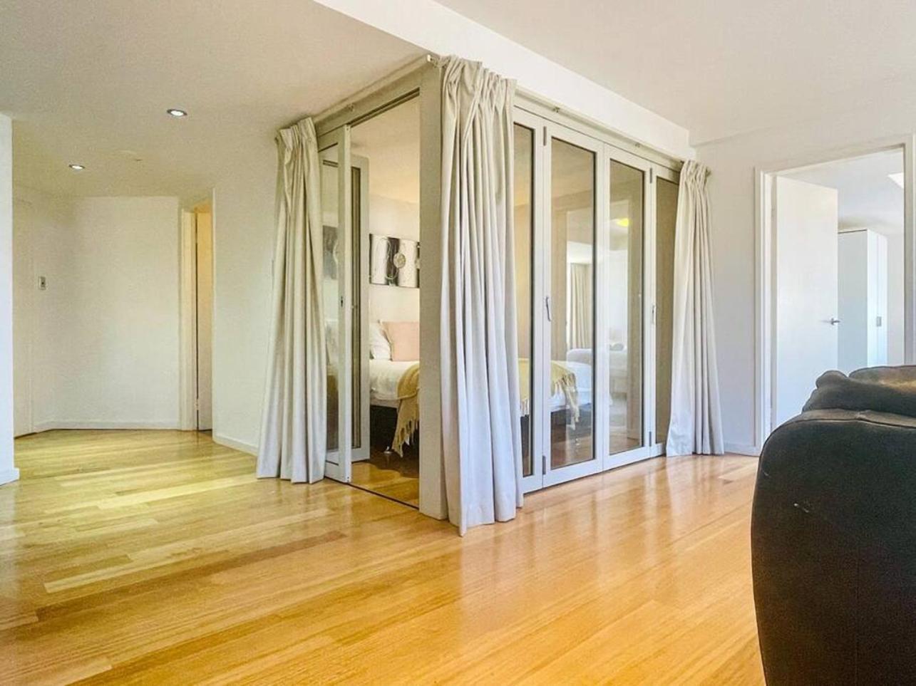 Fiveways Balcony, King Bed, Chef's Kitchen Apartment